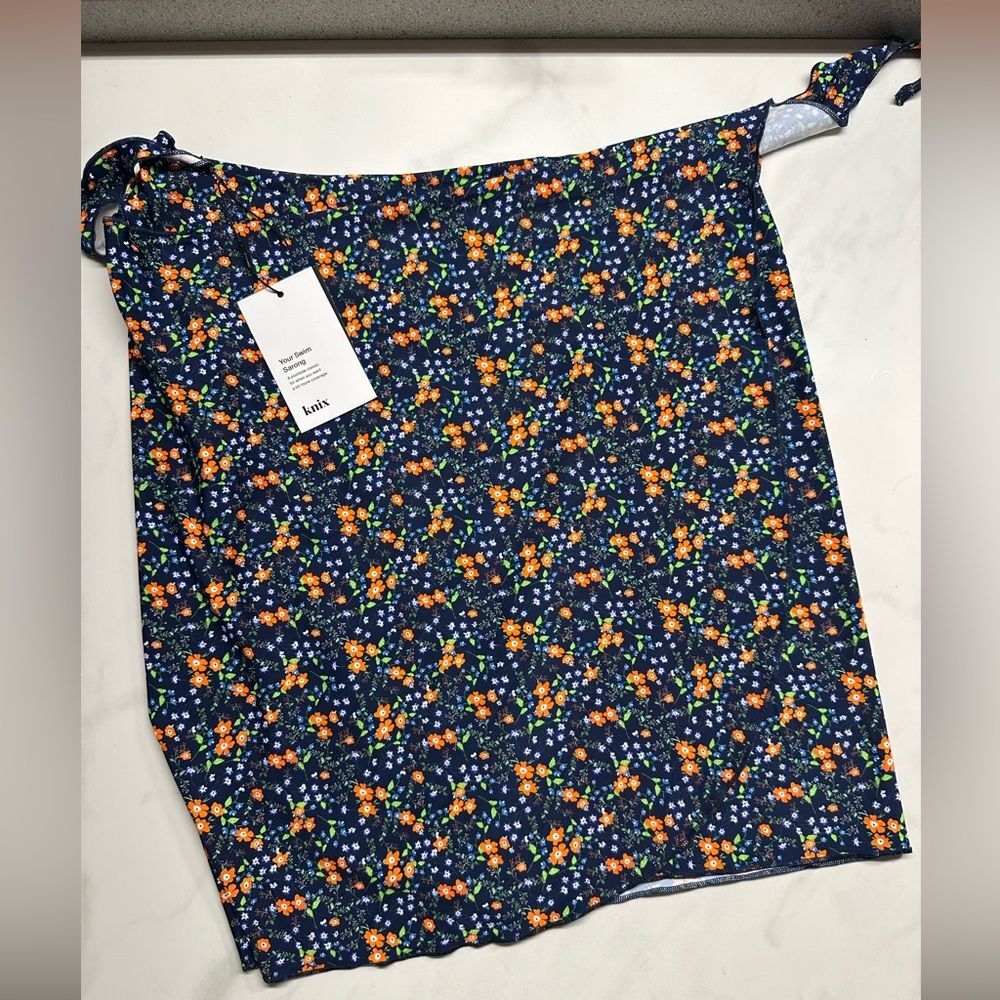 Knix Floral Swim Sarong Sea Lily. Flower print beach cover up, size XL / XXL NWT